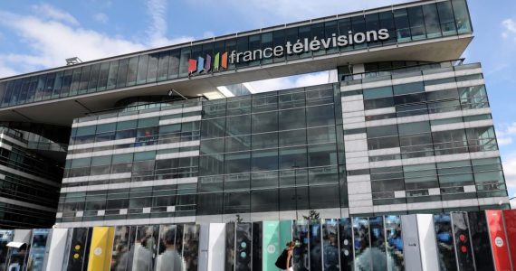 Après la BBC, Twitter ajoute une mention "financement public" sur les comptes de France Télévisions et Radio France