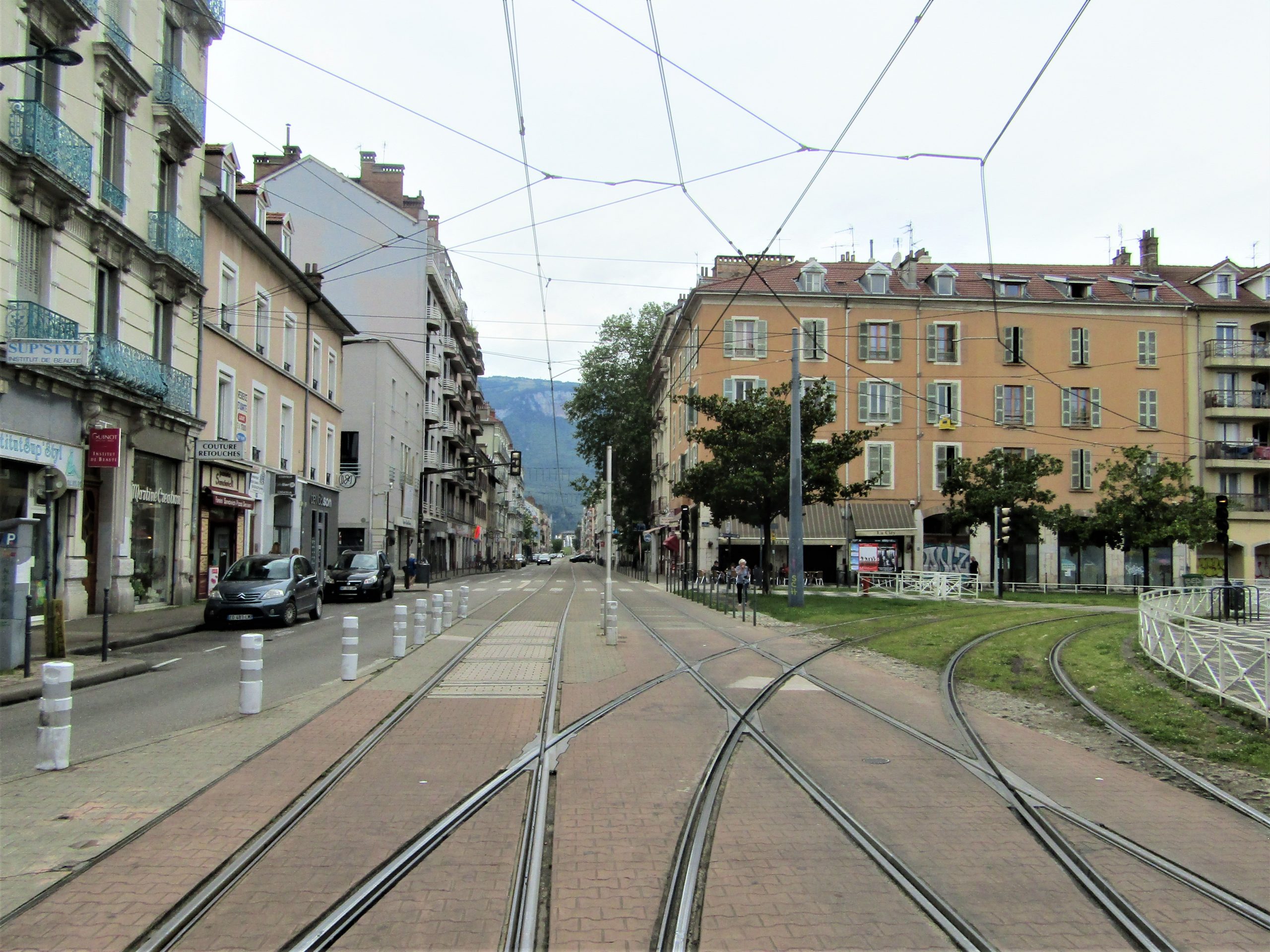 Grenoble : sans raison, ils cassent des voitures, agressent un passant