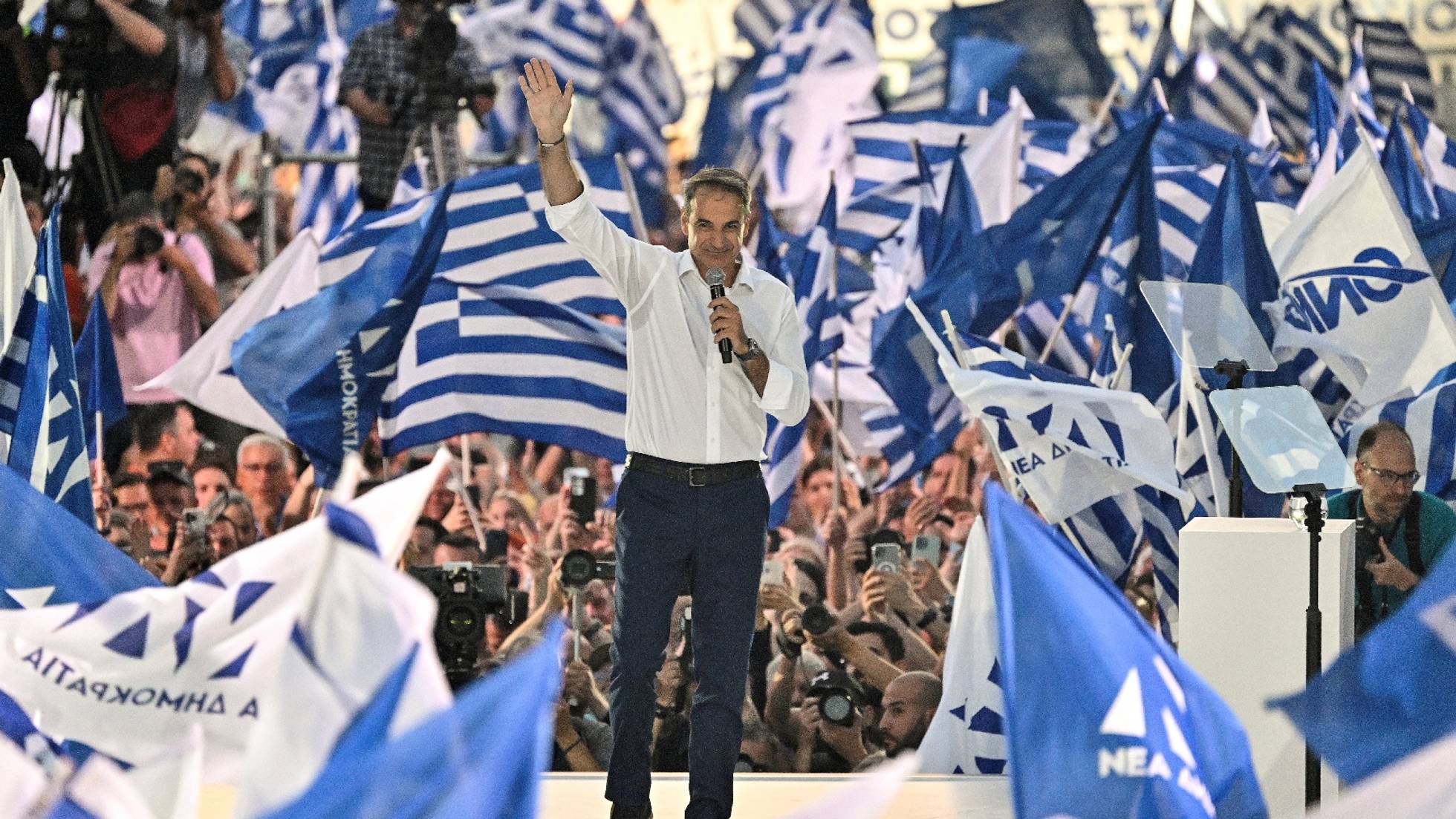 Législatives en Grèce la droite du Premier ministre sortant largement