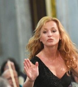 Nizza, 12 associazioni contro l’invito a Beatrice Venezi. “No al concerto, è una direttrice d’orchestra neo-fascista”