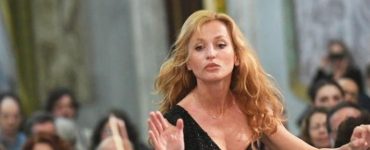 Nizza, 12 associazioni contro l’invito a Beatrice Venezi. “No al concerto, è una direttrice d’orchestra neo-fascista”