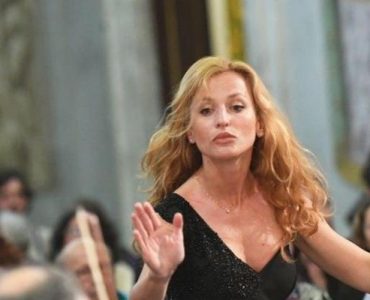 Nizza, 12 associazioni contro l’invito a Beatrice Venezi. “No al concerto, è una direttrice d’orchestra neo-fascista”
