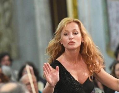 Nizza, 12 associazioni contro l’invito a Beatrice Venezi. “No al concerto, è una direttrice d’orchestra neo-fascista”