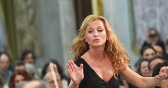 Nizza, 12 associazioni contro l’invito a Beatrice Venezi. “No al concerto, è una direttrice d’orchestra neo-fascista”