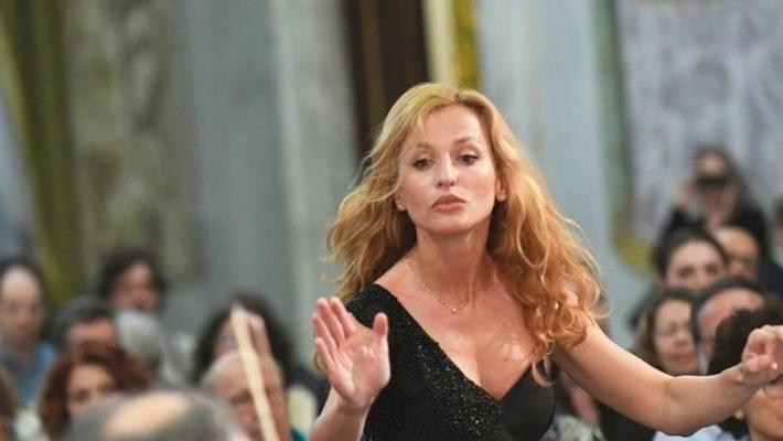 Nizza, 12 associazioni contro l’invito a Beatrice Venezi. “No al concerto, è una direttrice d’orchestra neo-fascista”
