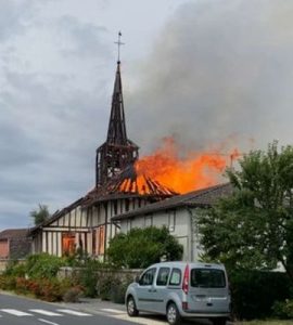 VIDÉO. Une église historique à pan de bois détruite par un incendie dans la Marne, "le symbole du village qui disparaît"