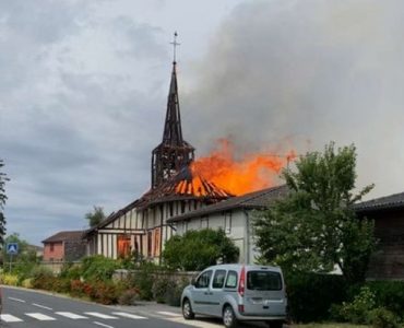 VIDÉO. Une église historique à pan de bois détruite par un incendie dans la Marne, "le symbole du village qui disparaît"