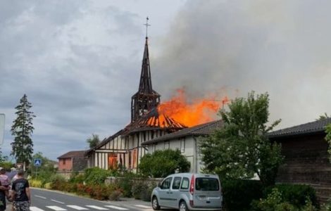 VIDÉO. Une église historique à pan de bois détruite par un incendie dans la Marne, "le symbole du village qui disparaît"