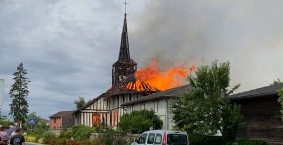 VIDÉO. Une église historique à pan de bois détruite par un incendie dans la Marne, "le symbole du village qui disparaît"