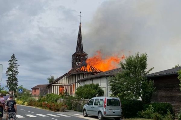 VIDÉO. Une église historique à pan de bois détruite par un incendie dans la Marne, "le symbole du village qui disparaît"