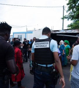 Mayotte : un policier mis en examen après avoir fait usage de son arme lors d’affrontements à Cavani