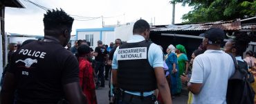 Mayotte : un policier mis en examen après avoir fait usage de son arme lors d’affrontements à Cavani