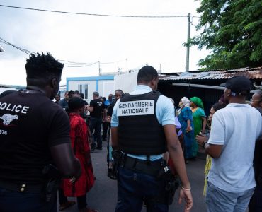 Mayotte : un policier mis en examen après avoir fait usage de son arme lors d’affrontements à Cavani