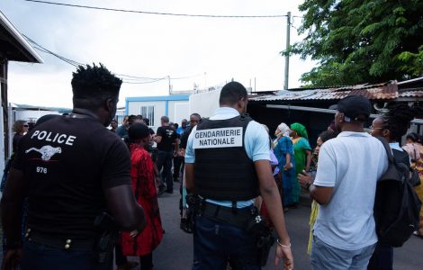 Mayotte : un policier mis en examen après avoir fait usage de son arme lors d’affrontements à Cavani