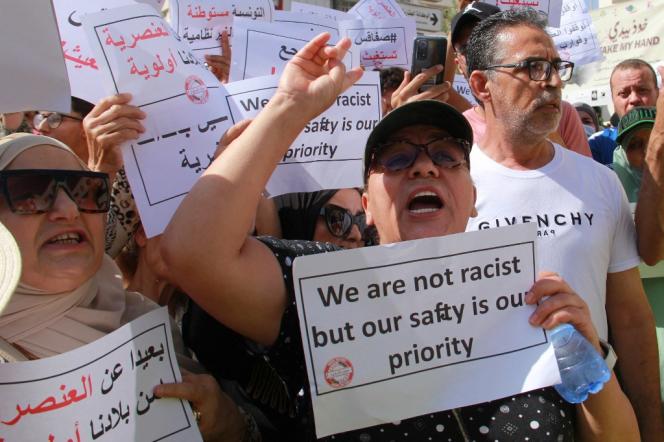Sfax (Tunisie) : les tensions entre Tunisiens et migrants s'intensifient ;  des habitants armés de bâtons interpellent eux-mêmes les migrants (MàJ :  1200 clandestins coincés à la frontière tuniso-libyenne) - Fdesouche