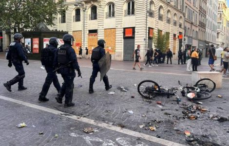 Six policiers placés en garde à vue suite aux émeutes