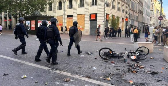 Six policiers placés en garde à vue suite aux émeutes