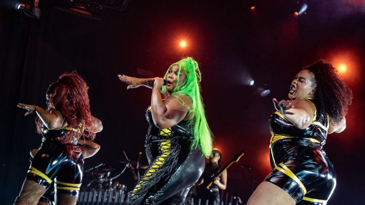 La chanteuse Lizzo accusée de harcèlement et discrimination par trois danseuses