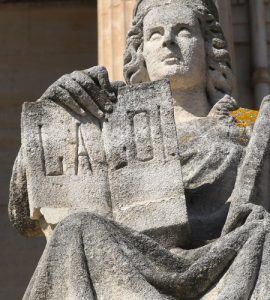 Tribunal de Perpignan : le clandestin blesse sans motif une jeune femme d'un coup de couteau