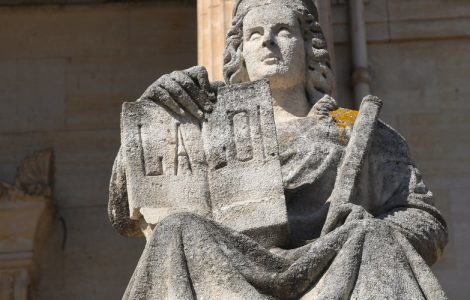 Tribunal de Perpignan : le clandestin blesse sans motif une jeune femme d'un coup de couteau