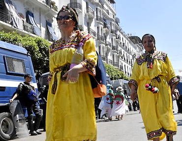 Algérie : la robe kabyle fait – encore – parler d’elle