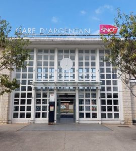 Enervé, un homme saccage le hall de la gare SNCF d'Argentan, brise gratuitement vitres et écrans