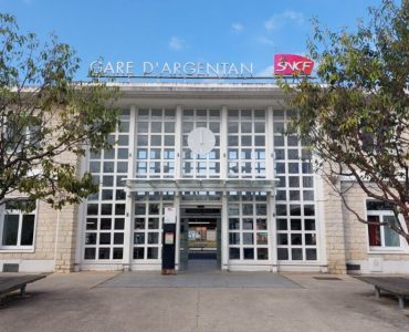 Enervé, un homme saccage le hall de la gare SNCF d'Argentan, brise gratuitement vitres et écrans