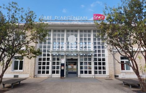 Enervé, un homme saccage le hall de la gare SNCF d'Argentan, brise gratuitement vitres et écrans
