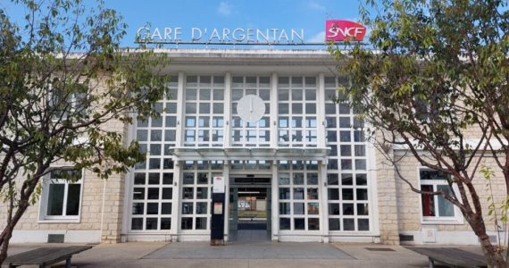 Enervé, un homme saccage le hall de la gare SNCF d'Argentan, brise gratuitement vitres et écrans
