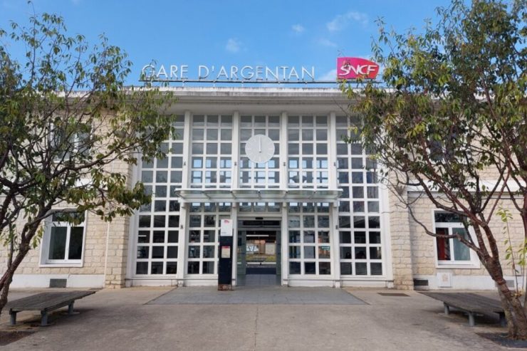 Enervé, un homme saccage le hall de la gare SNCF d'Argentan, brise gratuitement vitres et écrans