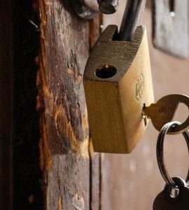 Une cinquantaine de squatteurs prennent d'assaut une maison gardée par un vigile, se barricadent et agressent une voisine