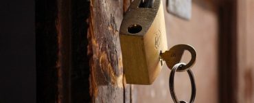 Une cinquantaine de squatteurs prennent d'assaut une maison gardée par un vigile, se barricadent et agressent une voisine