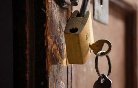 Une cinquantaine de squatteurs prennent d'assaut une maison gardée par un vigile, se barricadent et agressent une voisine