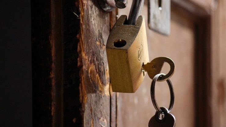 Une cinquantaine de squatteurs prennent d'assaut une maison gardée par un vigile, se barricadent et agressent une voisine