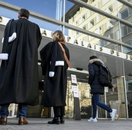 Condamné pour dégradations lors d'une manifestation, l’avocat black bloc s’évanouit