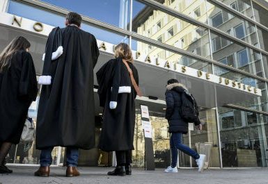 Condamné pour dégradations lors d'une manifestation, l’avocat black bloc s’évanouit