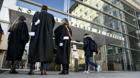 Condamné pour dégradations lors d'une manifestation, l’avocat black bloc s’évanouit