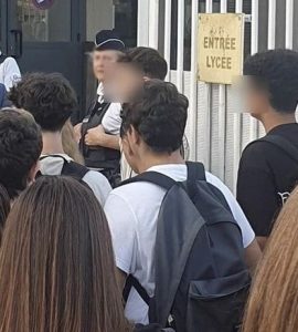 Rentrée scolaire : des policiers contrôlaient-ils le port de l'abaya à l'entrée du lycée Mistral d'Avignon ?