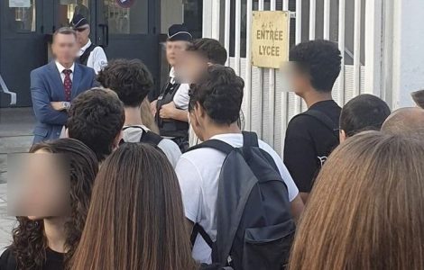 Rentrée scolaire : des policiers contrôlaient-ils le port de l'abaya à l'entrée du lycée Mistral d'Avignon ?