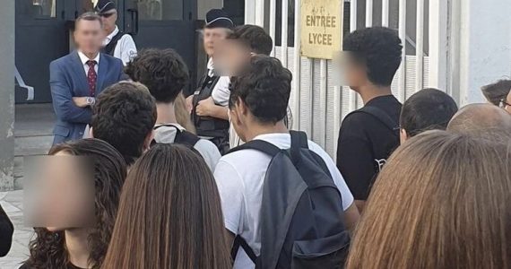 Rentrée scolaire : des policiers contrôlaient-ils le port de l'abaya à l'entrée du lycée Mistral d'Avignon ?