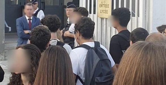 Rentrée scolaire : des policiers contrôlaient-ils le port de l'abaya à l'entrée du lycée Mistral d'Avignon ?