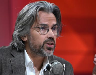 Le président macroniste du groupe d'amitié France-Israël veut en exclure l'insoumis Aymeric Caron