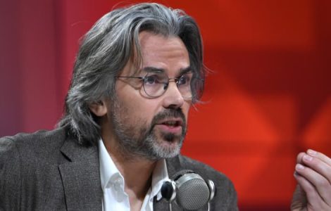 Le président macroniste du groupe d'amitié France-Israël veut en exclure l'insoumis Aymeric Caron