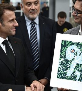 Une représentation de la nouvelle Marianne des timbres porte une cocarde tricolore... britannique