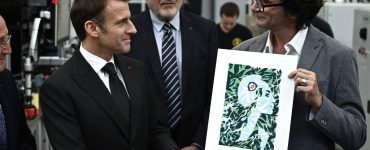 Une représentation de la nouvelle Marianne des timbres porte une cocarde tricolore... britannique