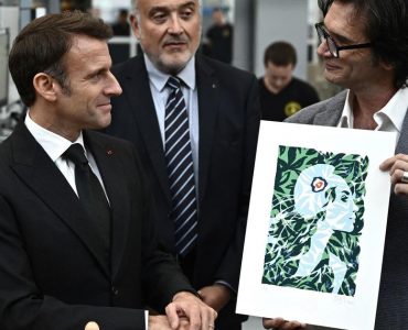 Une représentation de la nouvelle Marianne des timbres porte une cocarde tricolore... britannique