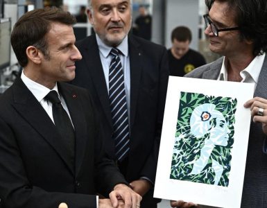 Une représentation de la nouvelle Marianne des timbres porte une cocarde tricolore... britannique