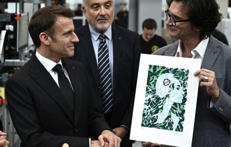 Une représentation de la nouvelle Marianne des timbres porte une cocarde tricolore... britannique