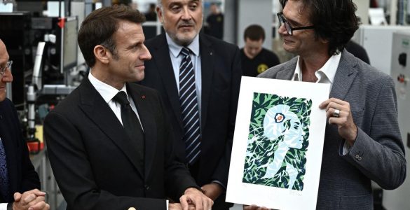 Une représentation de la nouvelle Marianne des timbres porte une cocarde tricolore... britannique
