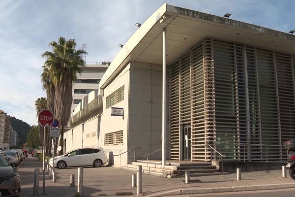 Réactions des syndicats à l'agression d'un policier au mortier à Nice : "il ne s'attendait pas à un tel déferlement de violences"